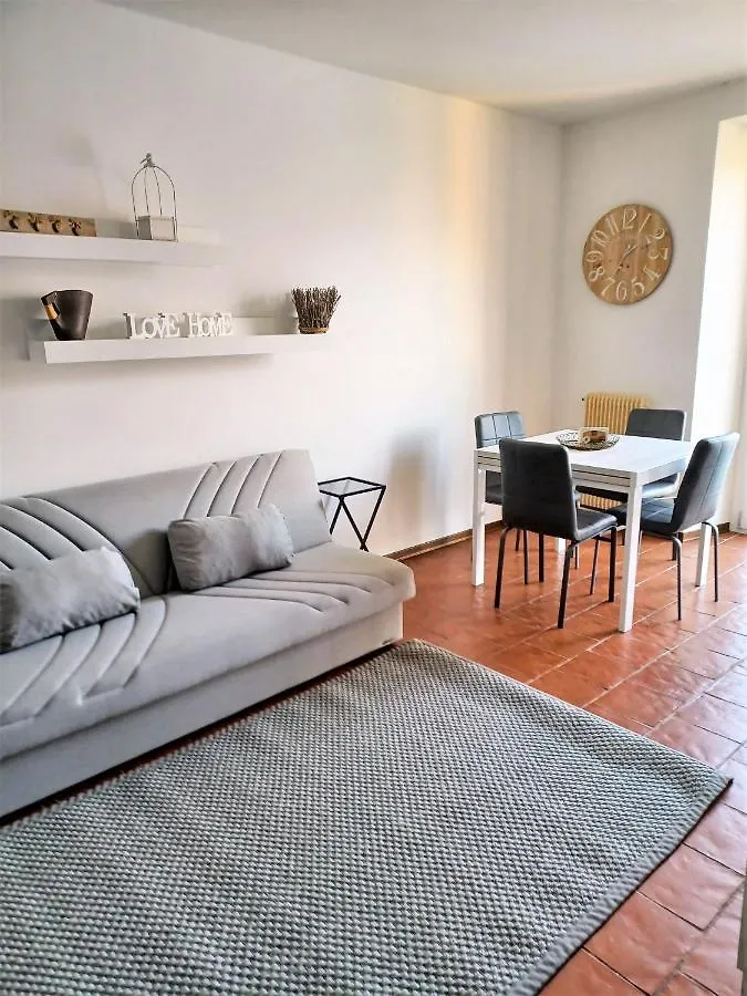 Casa Con Vista Lago A نيسّو 0*,  إيطاليا